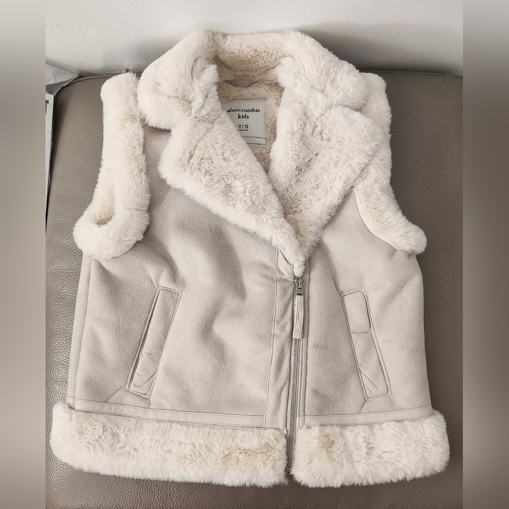 Abercrombie Kids Faux Fur/sherpa vest light tan/beige New with tags. Size 11/12